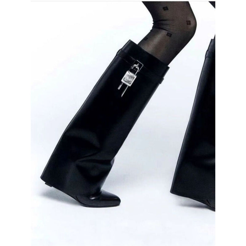 Damen Kniehohe Lederoptik‑Stiefel mit spitzer Zehenkappe, flachem Absatz und Schlossapplikation Shop Nory