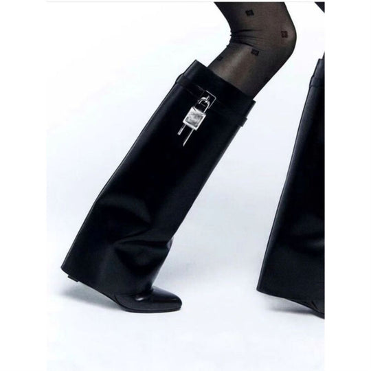 Damen Kniehohe Lederoptik‑Stiefel mit spitzer Zehenkappe, flachem Absatz und Schlossapplikation Shop Nory