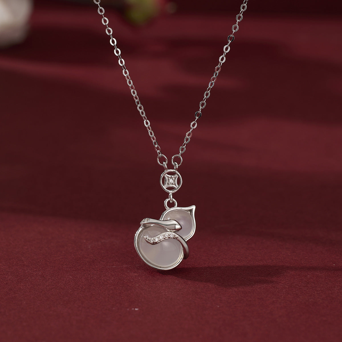 Damen elegante Halskette mit kunstvollem Blatt-Design und Perlenanhänger Shop Nory