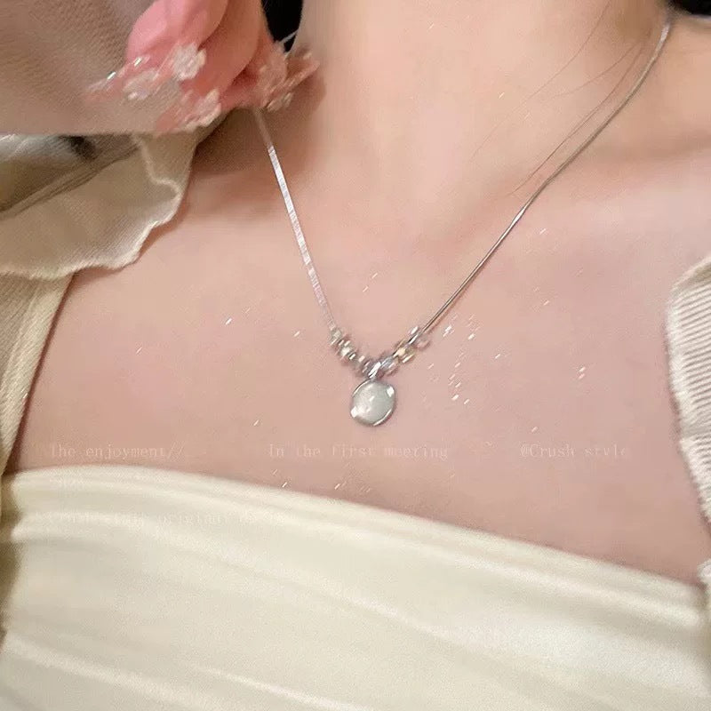 Damen Halskette mit einer Kombination aus funkelnden Zirkonia und einem eleganten Anhänger Shop Nory