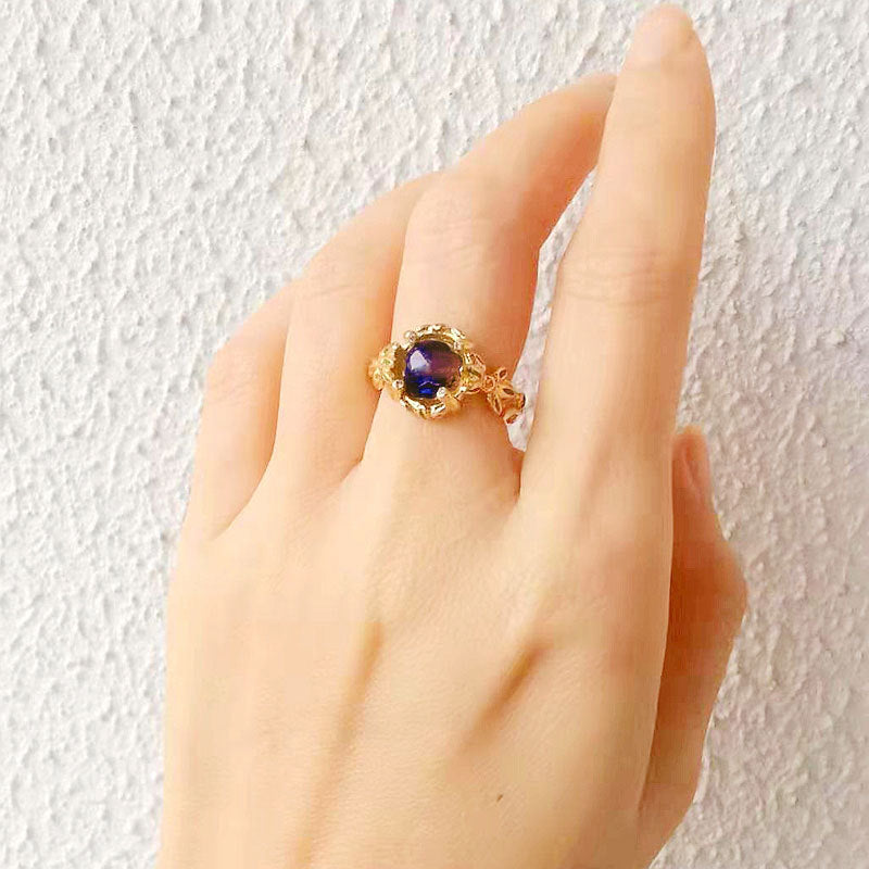 Damenring mit kunstvollem Blumendesign und violettem Edelstein Shop Nory