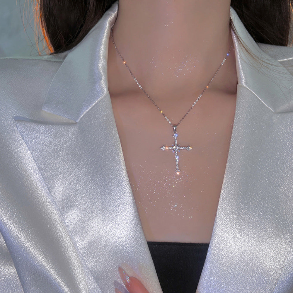 Damen Halskette mit funkelndem Kreuzanhänger und eleganter Kette Shop Nory