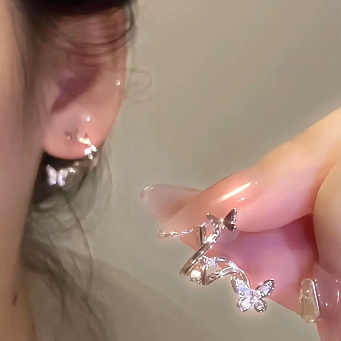 Damen Ohrringe mit glitzernden Schmetterlingen und elegantem Twist-Design Shop Nory