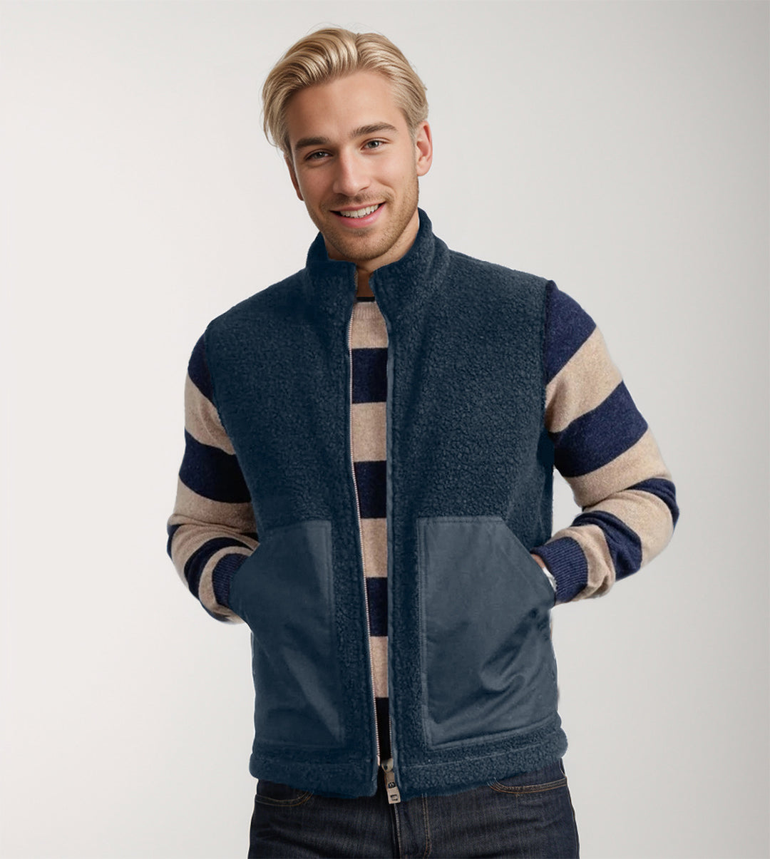 Damen Kurz geschnittene Bouclé-Fleece-Weste mit Stehkragen, Zwei-Wege-Reißverschluss und kontrastierenden Aufsatztaschen Shop Nory