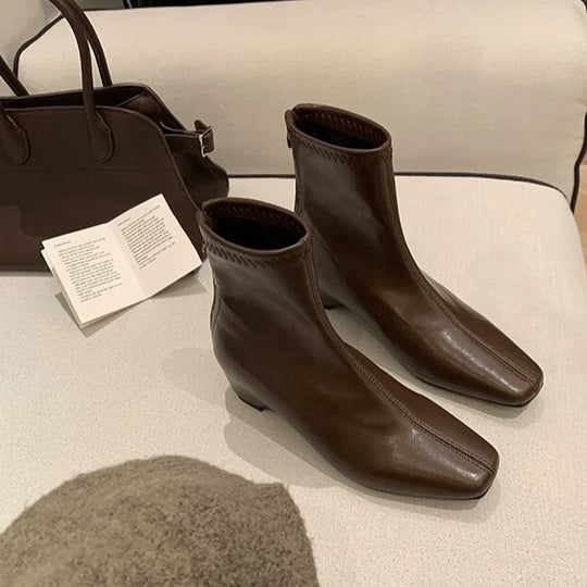 Damen Knöchelhohe Leder-Stiefelette mit quadratischer Zehenpartie, Mittelnähte und elastischem Schaft Shop Nory
