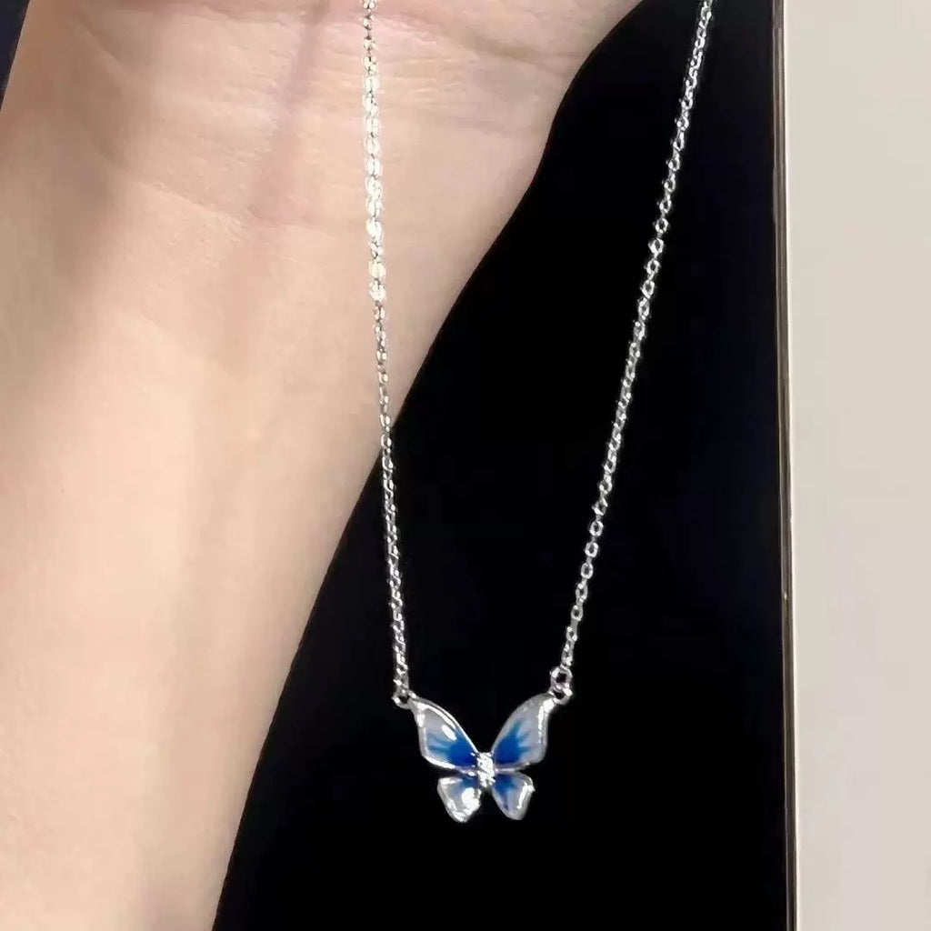 Damen Halskette mit filigranem Schmetterlingsanhänger und funkelnden Akzenten Shop Nory