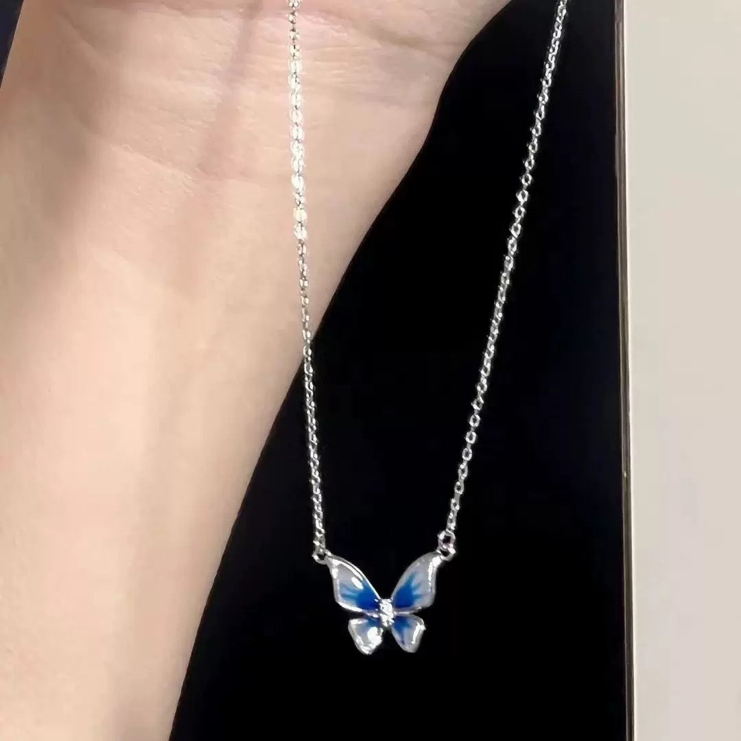 Damen Halskette mit filigranem Schmetterlingsanhänger und funkelnden Akzenten Shop Nory