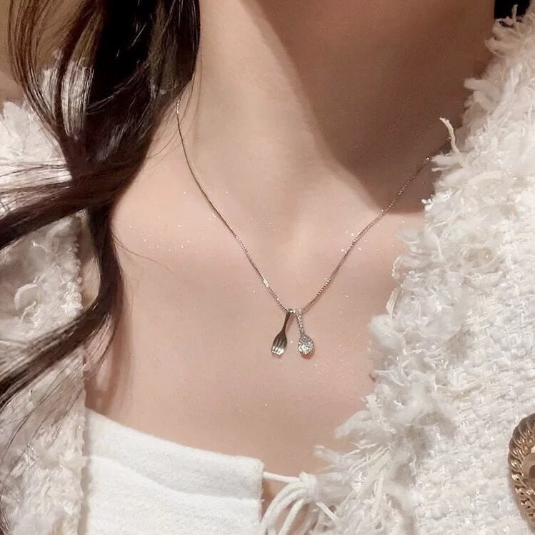 Damen Halskette mit verspieltem Löffel und Gabel Anhänger Shop Nory