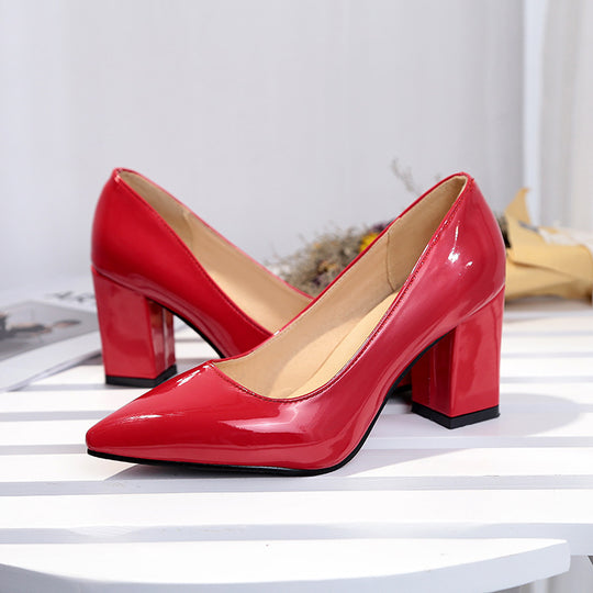 Damen Elegante Lack‑Pumps mit spitzer Kappe, gepolstertem Komfortfußbett und mittelhohem Blockabsatz Shop Nory