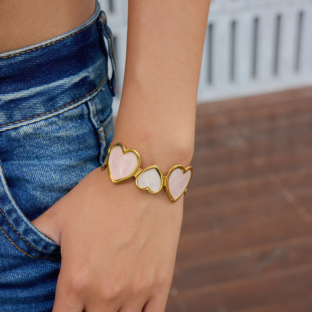Damen Offenes Armband mit floralen Herzmotiven aus hypoallergenem Edelstahl Shop Nory