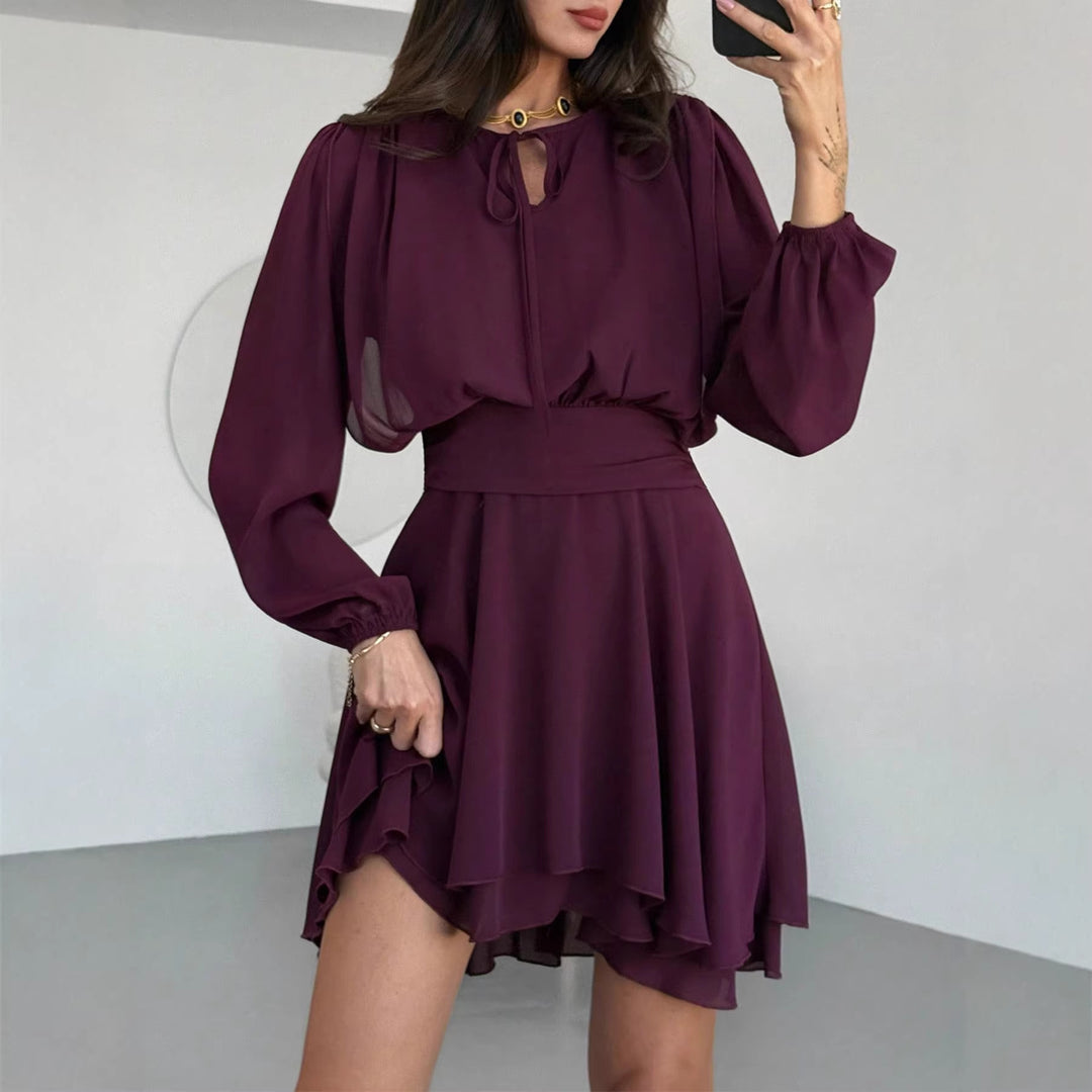 Damen Elegant fließendes Chiffon‑Kleid mit geraffter Taillenpasse, langen Ballonärmeln und Bindekragen Shop Nory