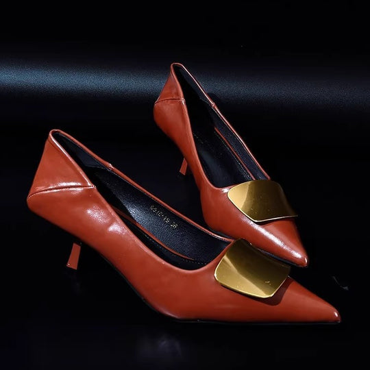 Damen Spitz zulaufende Lack‑Pumps mit niedrigem Kitten‑Absatz und dekorativer Metallapplikation Shop Nory