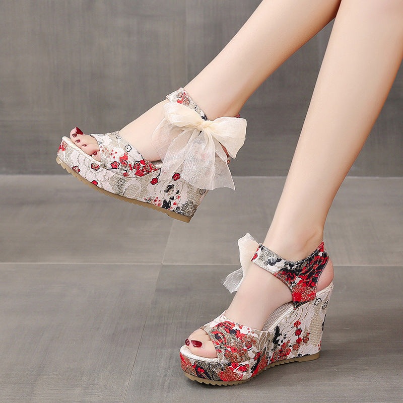 Damen Wedge-Sandaletten mit floralem Design und dekorativem Schleifendetail