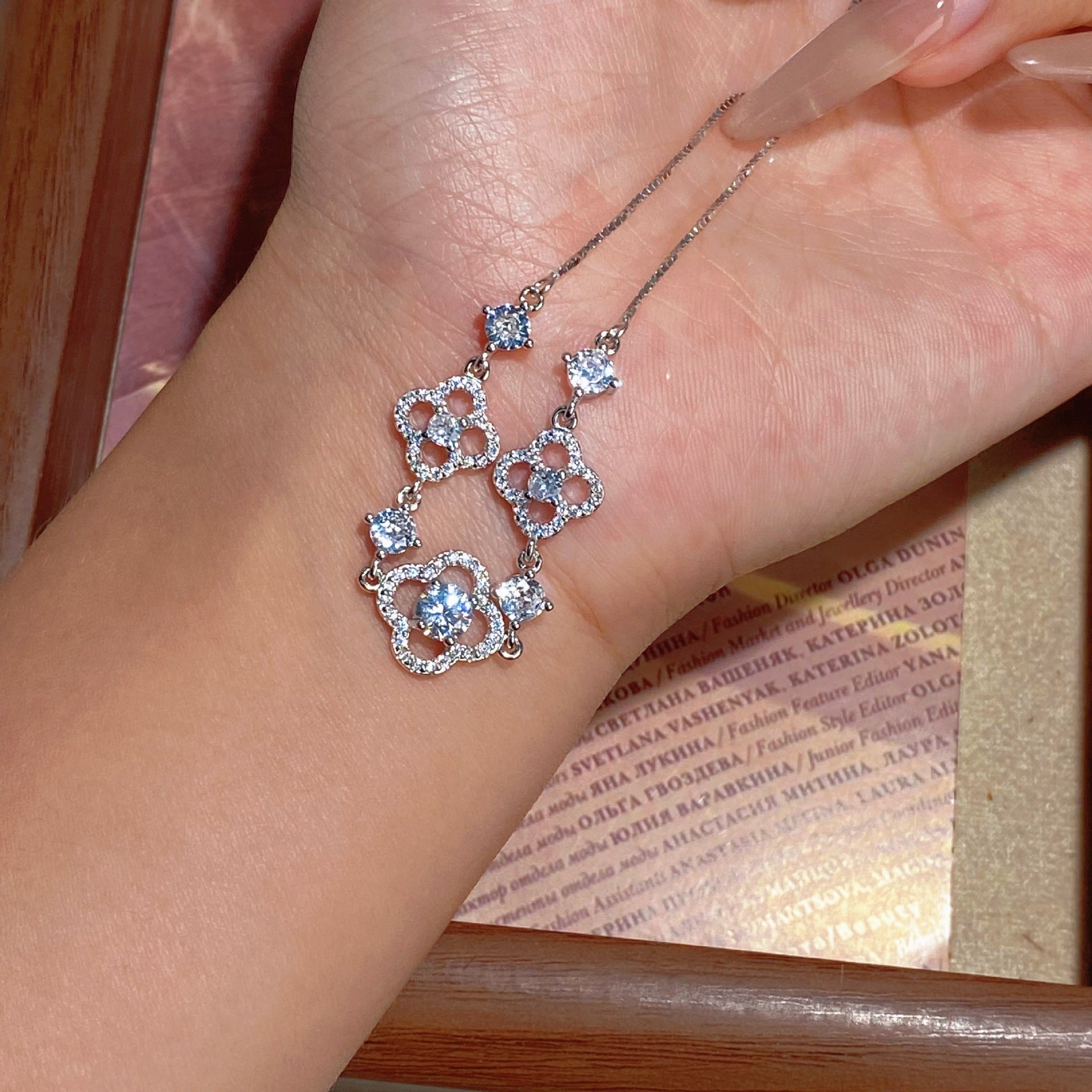 Damen filigranes Armband mit funkelnden Kristallverzierungen Shop Nory