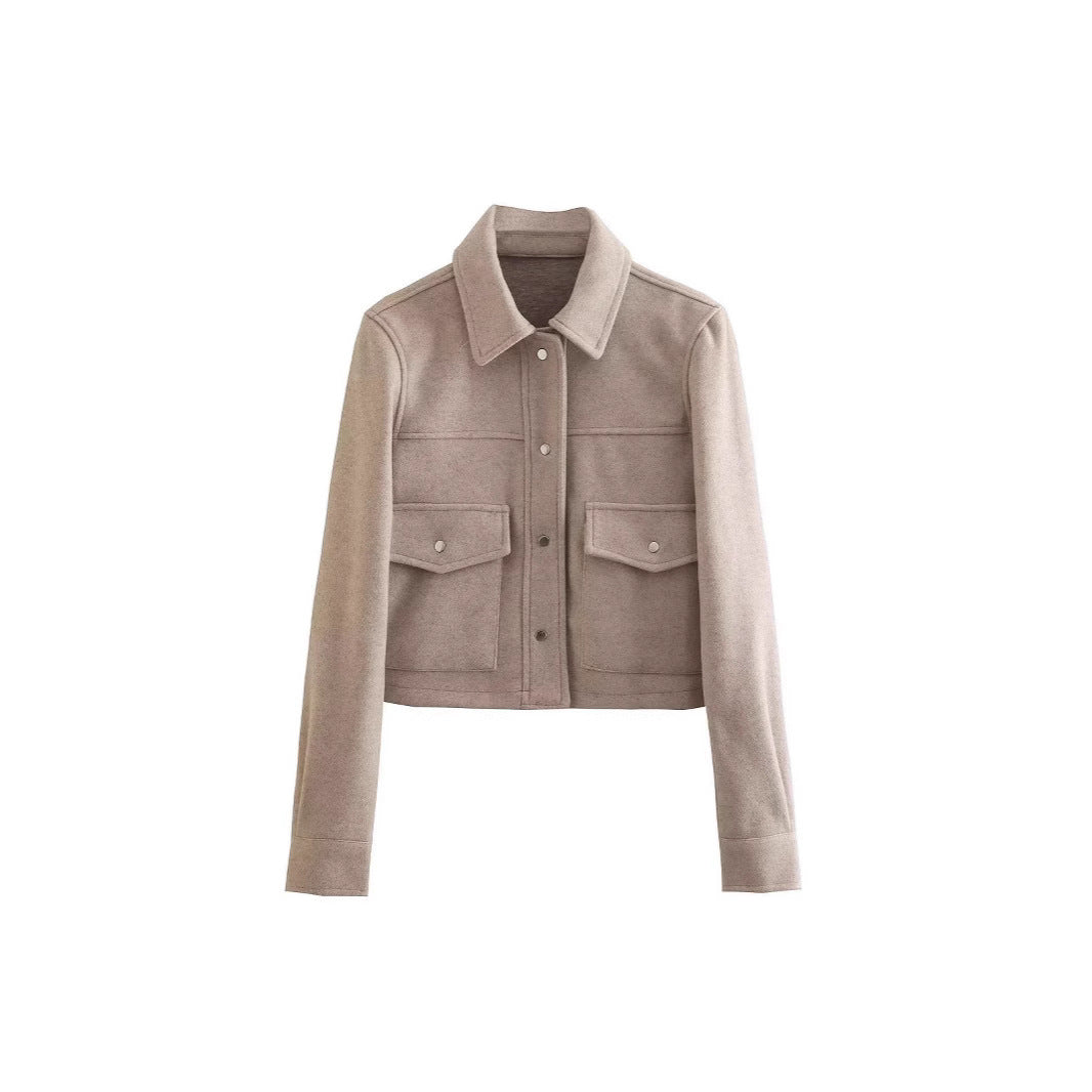 Damen kurze Wolljacke im klassischen Stil mit aufgesetzten Taschen