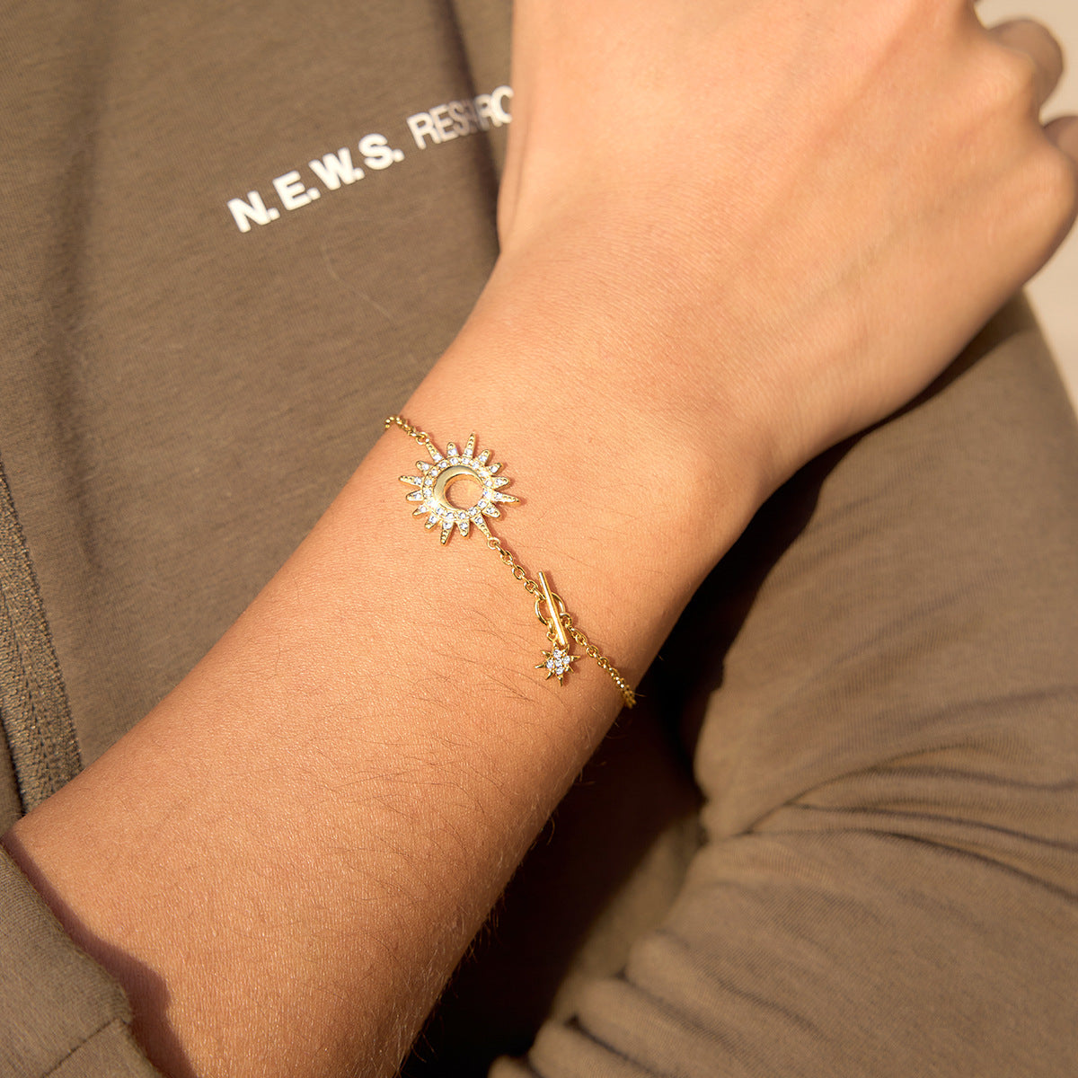 Damen Armband mit funkelndem Sonnenmuster und hypoallergener Edelstahlverarbeitung Shop Nory