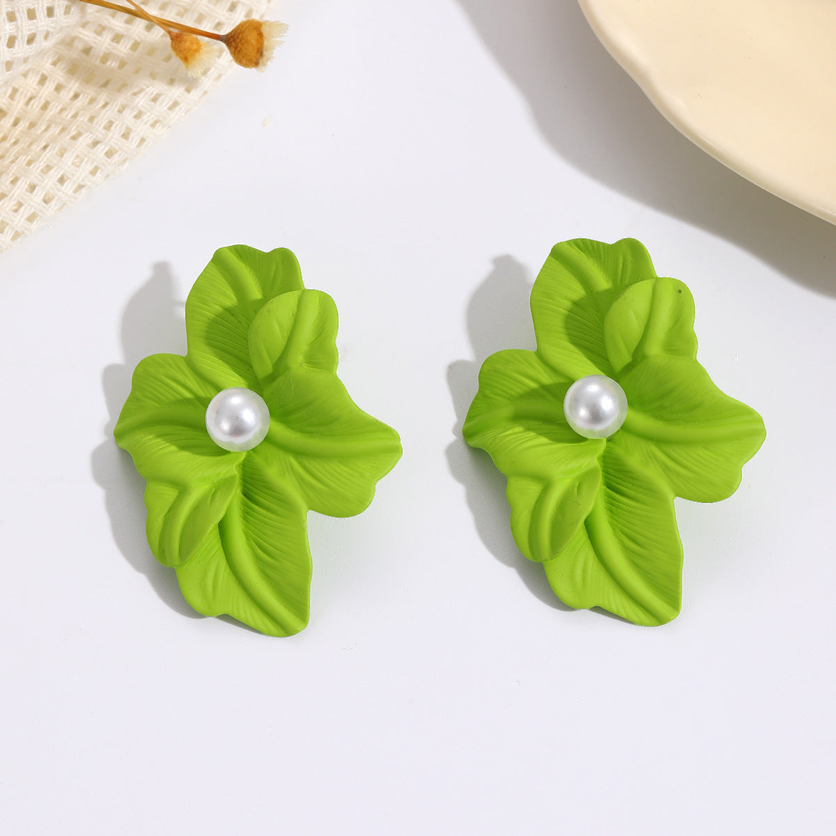 Damen Ohrclips im floralen Design mit eleganter Perle Shop Nory