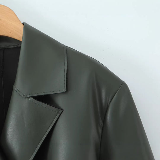Damen Taillierter Kurzer Trenchcoat aus veganer Lederoptik mit Bindegürtel und Cape-Detail Shop Nory