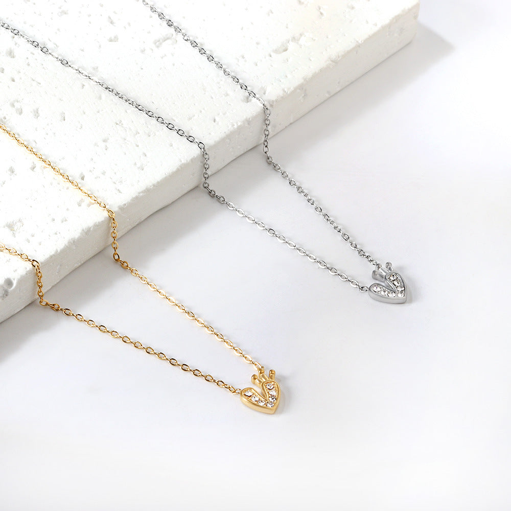 Damen Halskette mit liebevollem Herzmotiv aus goldplattiertem Edelstahl und funkelnden Zirkonia Shop Nory