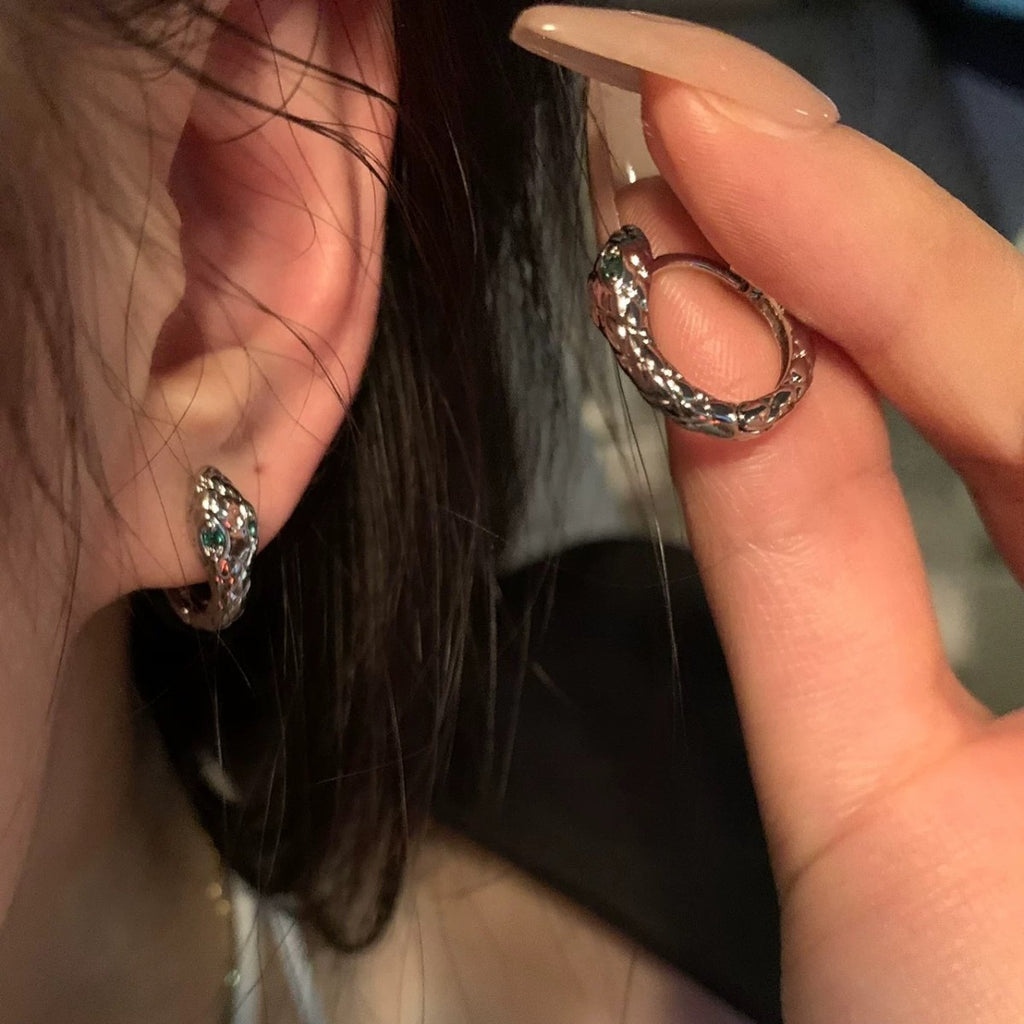 Damen Ring mit einzigartigem Schlangenmotiv und funkelnden Ziernieten Shop Nory