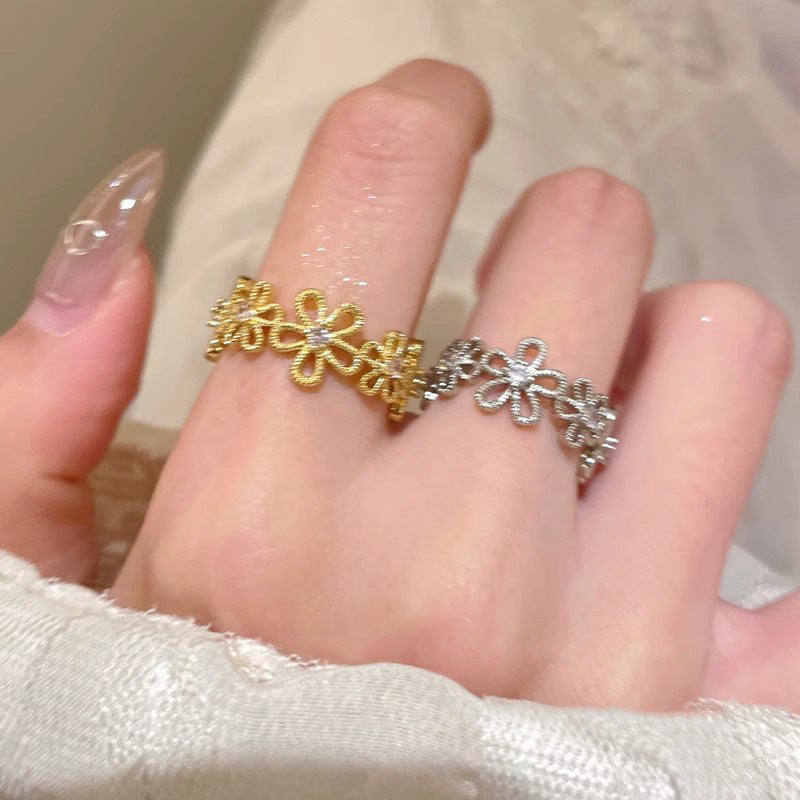 Damen Zarter Blumenring mit funkelnden Zirkonia-Steinen Shop Nory