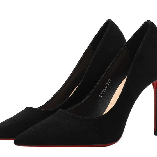 Damen Elegante spitz zulaufende Velours‑Pumps mit kontrastierender roter Laufsohle und schmalem Stiletto Shop Nory