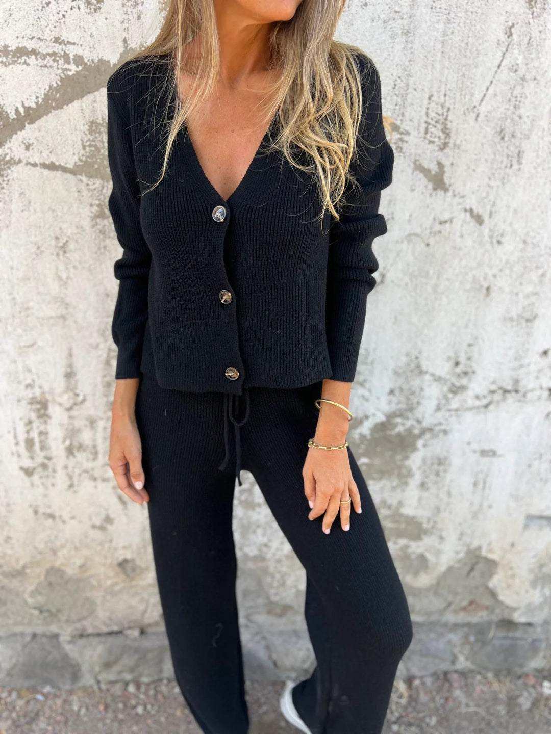 Damen Feinstrick-Cardigan mit tiefem V-Ausschnitt, Zierknöpfen und hochgeschnittener Strickhose mit Tunnelzug Shop Nory