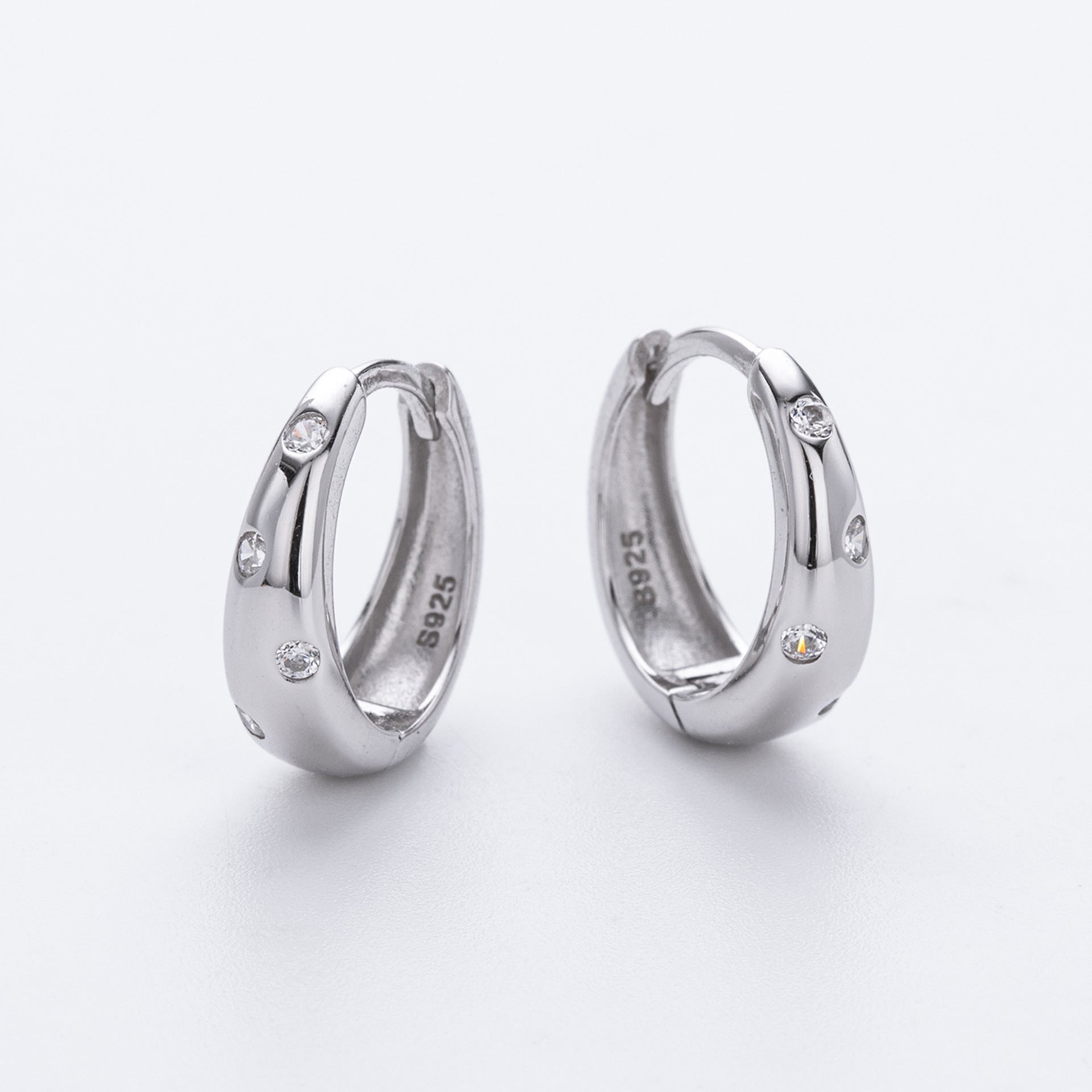 Damen Creolen mit geschwungenem Design und Zirkonbesatz Shop Nory