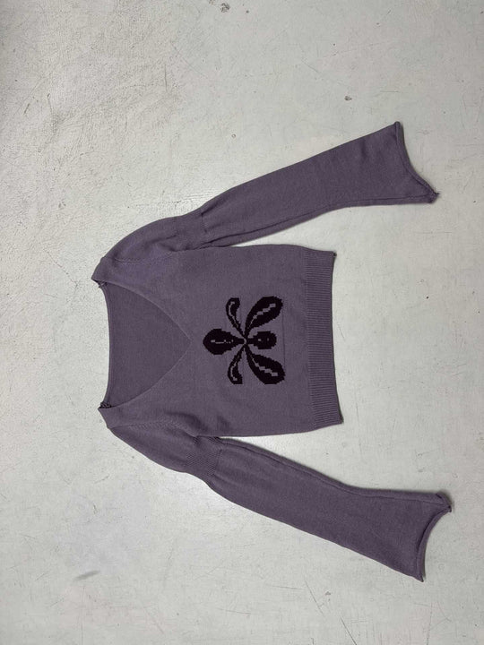 Damen nan kurzes Feinstrick V‑Pullover mit floralem Intarsienmotiv und ausgestellten Trompetenärmeln Shop Nory