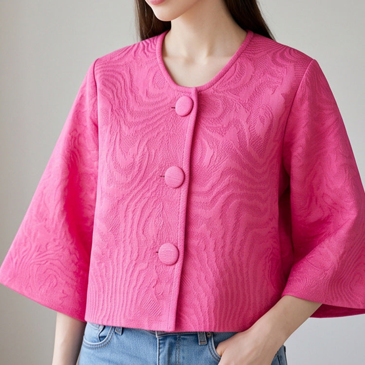 Damen Kurz geschnittene strukturierte Jacquardjacke mit Rundhalsausschnitt & großen Stoffknöpfen Shop Nory