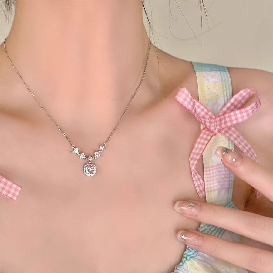 Damen Zarte Halskette mit funkelndem Kristallanhänger und eleganter Detailverarbeitung Shop Nory