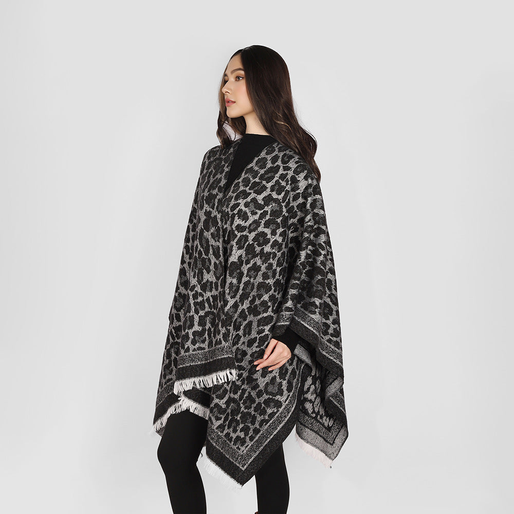 Damen Jacquard‑Poncho im Oversize‑Überwurf mit Leoprint und Fransensaum Shop Nory