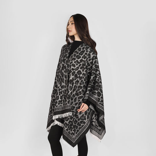 Damen Jacquard‑Poncho im Oversize‑Überwurf mit Leoprint und Fransensaum Shop Nory