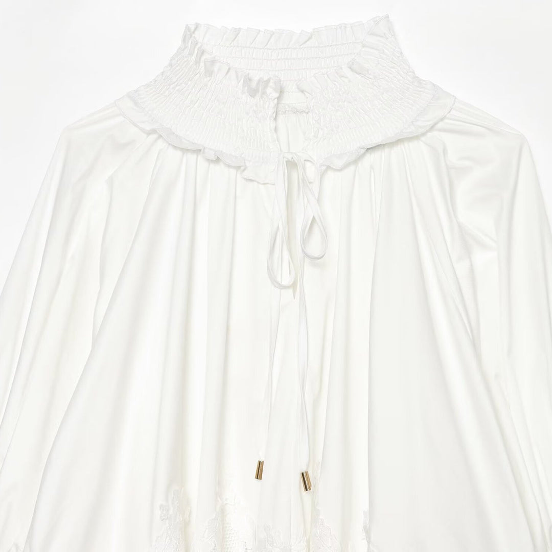 Damen Romantische Bluse mit Smokkragen, Glockenärmeln und Spitzenbesatz Shop Nory