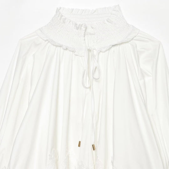 Damen Romantische Bluse mit Smokkragen, Glockenärmeln und Spitzenbesatz Shop Nory