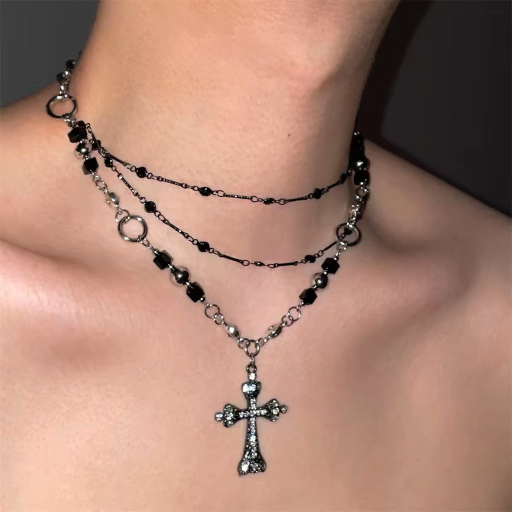Damen mehrlagige Kette mit funkelndem Kreuzanhänger und eleganten Gliederkettendetails Shop Nory