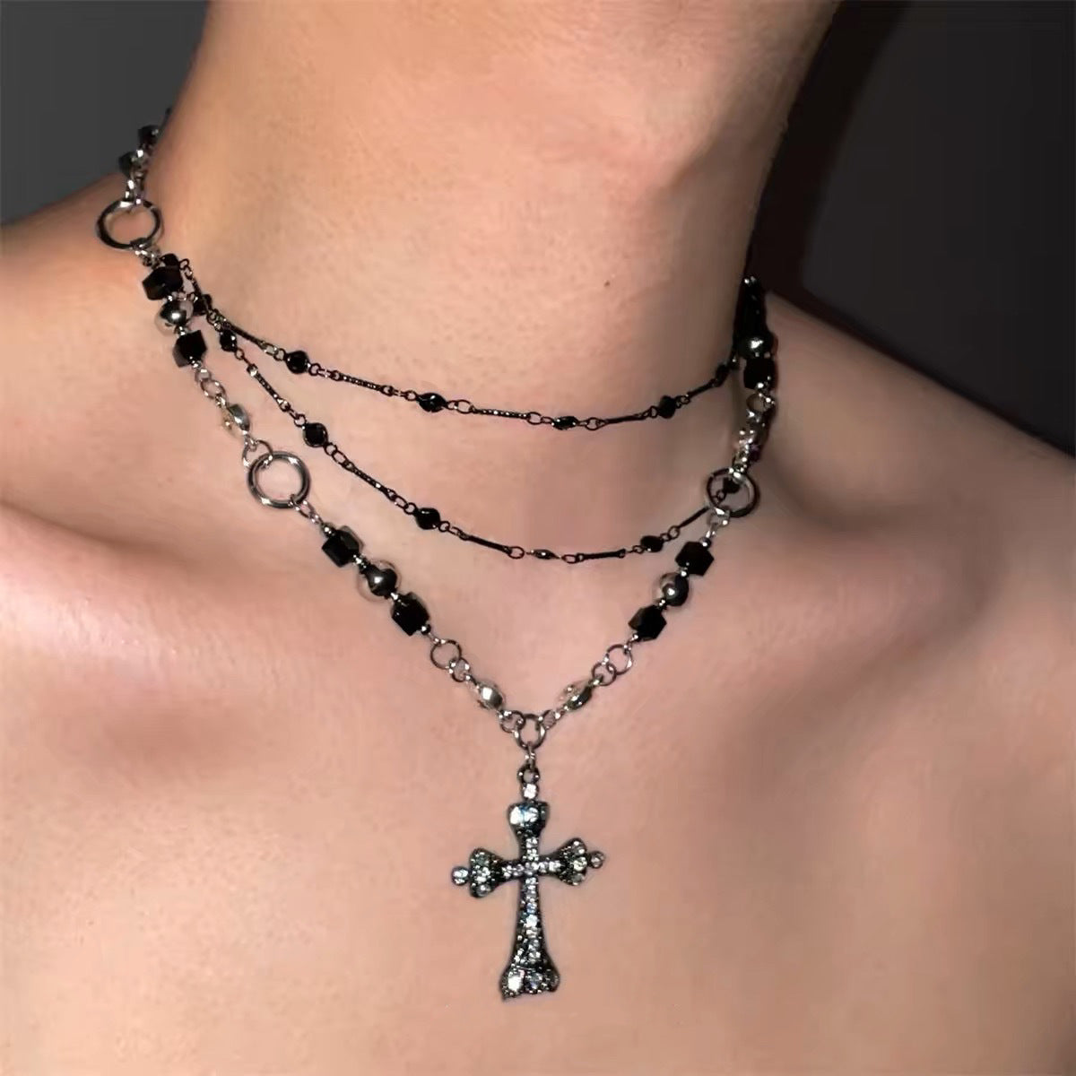 Damen mehrlagige Kette mit funkelndem Kreuzanhänger und eleganten Gliederkettendetails Shop Nory