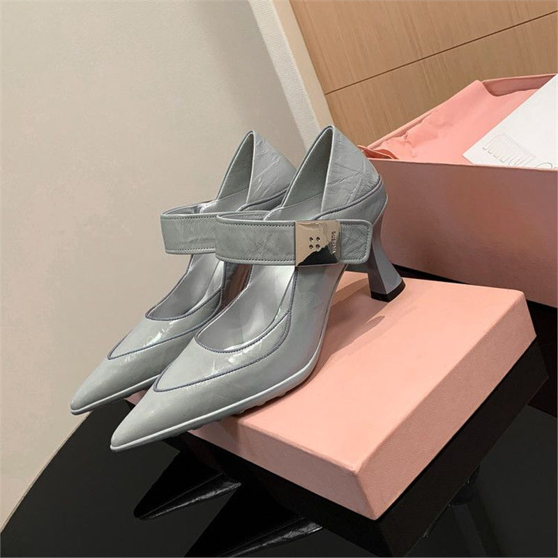 Damen Spitz zulaufende Mary-Jane‑Pumps mit breitem Riemen und geformtem Kitten‑Absatz Shop Nory