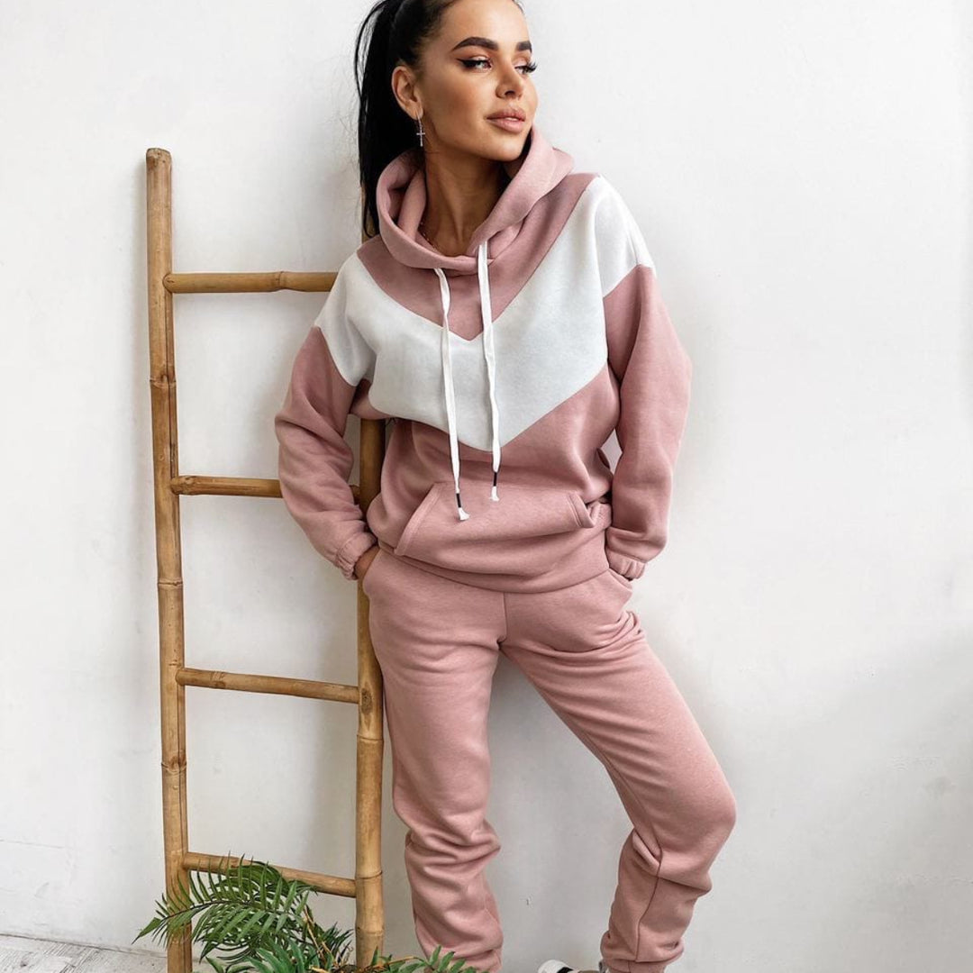 Damen zweiteiliges Loungewear-Set mit Chevron-Kapuzenpullover und taillierter Tapered-Jogginghose Shop Nory