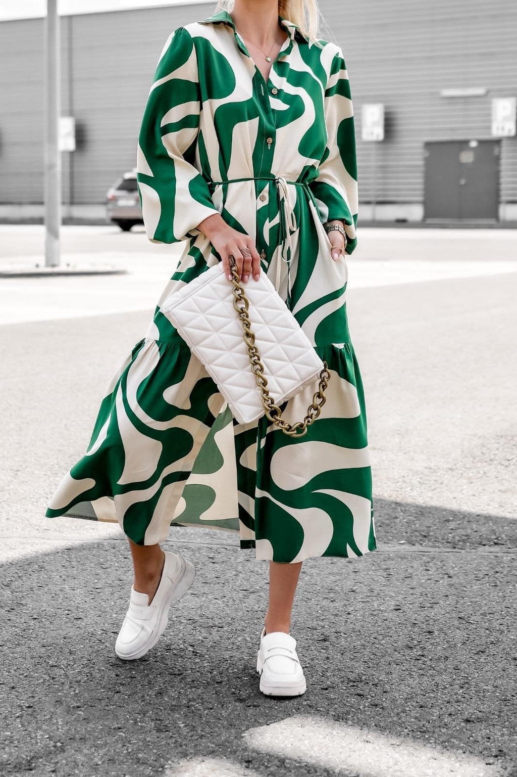 Damen Maxikleid mit modernem Muster und praktischem Taillengürtel