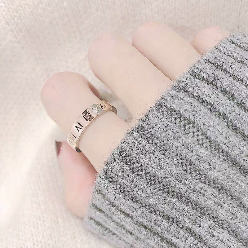 Damen Ring mit einzigartiger römischer Zifferngravur und funkelnden Zirkonia Shop Nory