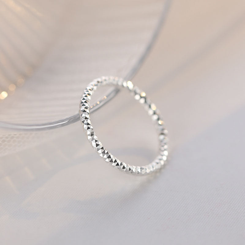 Damen zierlicher Ring mit prismatischer Oberfläche Shop Nory