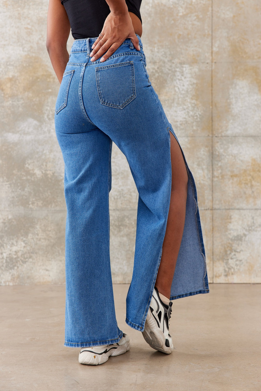Damen hochtaillierte Wide‑Leg-Jeans mit großen Knie-Rips und seitlichen Beinschlitzen Shop Nory