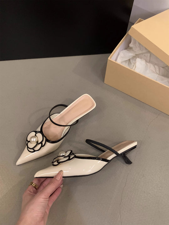 Damen spitz zulaufende Satin‑Mules mit zartem Knöchelriemen und Perlen‑Blütenapplikation Shop Nory