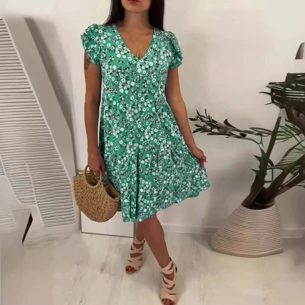 Damen Sommerliches Blütenmuster Kleid mit V-Ausschnitt und Rüschendetails