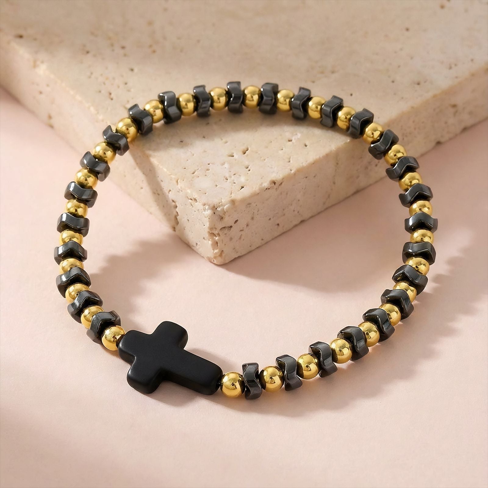 Damenarmband mit Kreuzmotiv und glanzvollen Perlen Shop Nory