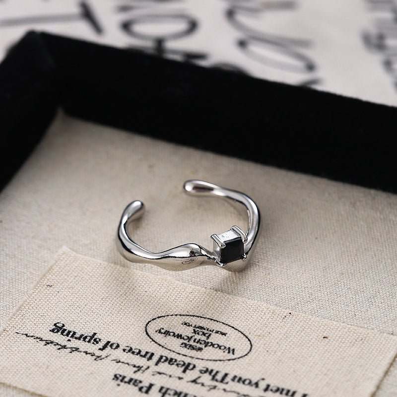 Damen Offener Ring mit wellenförmigem Design und edlem schwarzem Stein Shop Nory