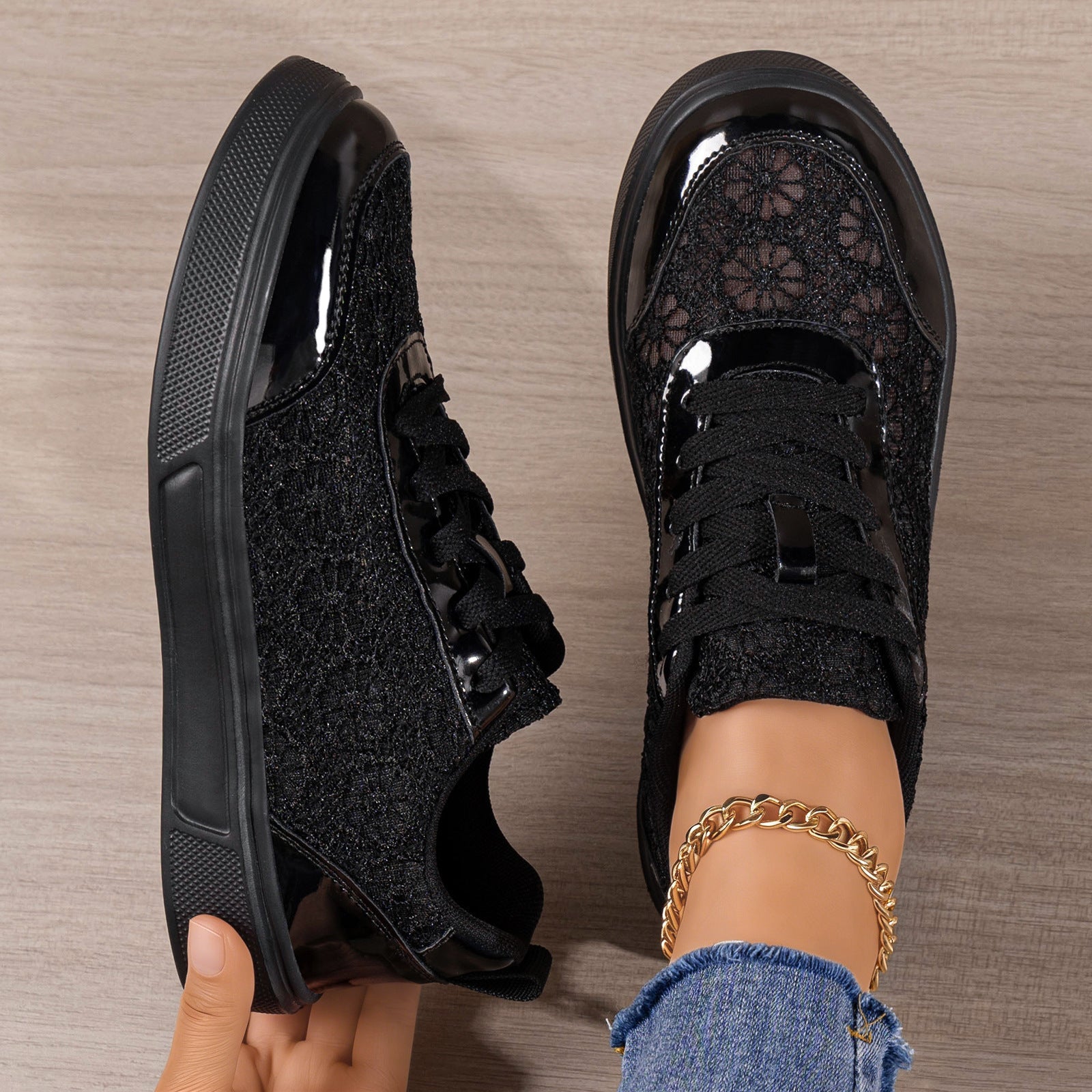 Damen Sneakers mit filigraner Spitzenoptik und dämpfender Sohle