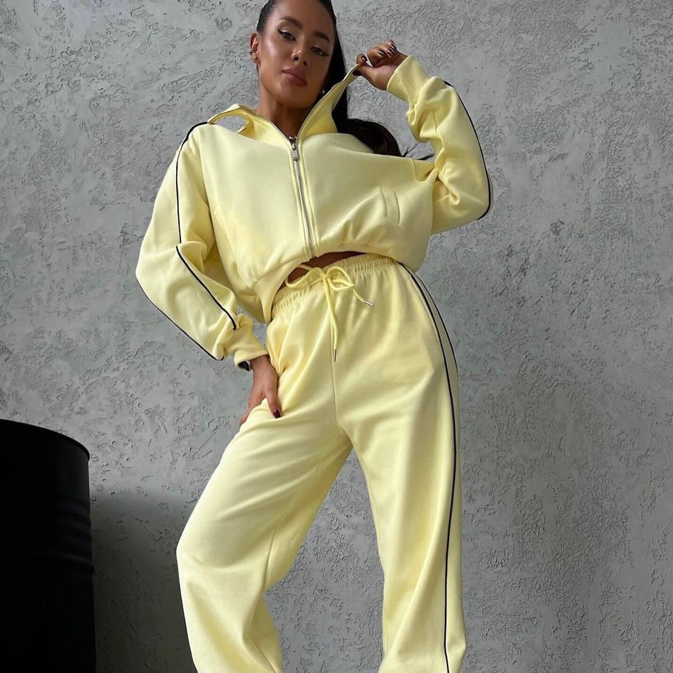 Damen lässiges Sweatset mit Stehkragen Reißverschluss gekürzter Jacke und hochtaillierter Schlaghose Shop Nory