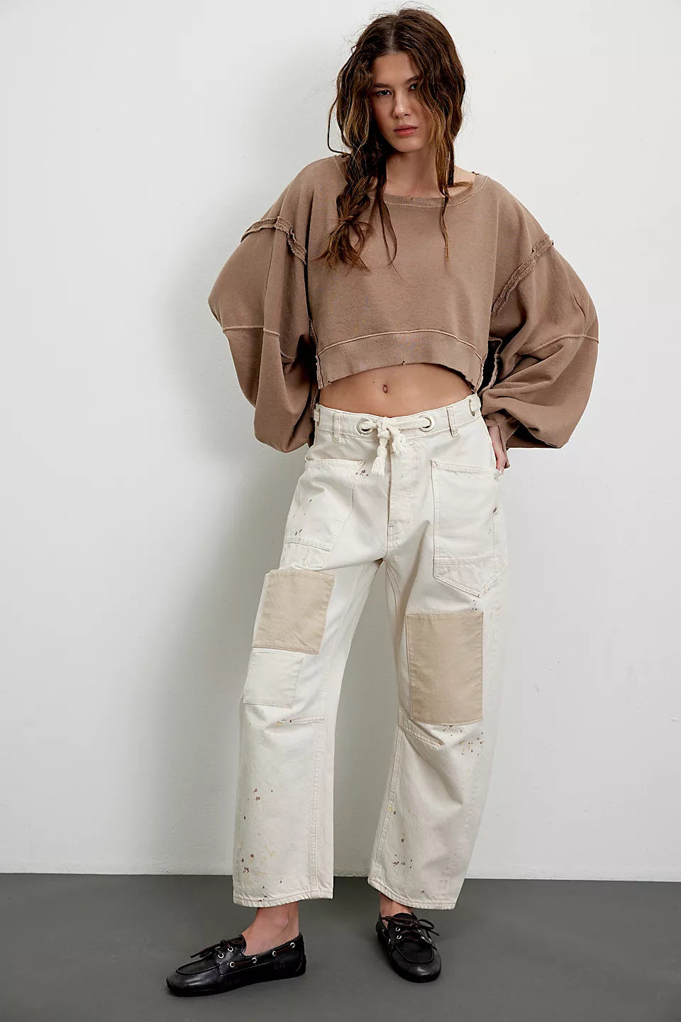 Damen cropped Oversize-Sweatshirt mit Daumenloch, fransigem Saum und weitem Raglanärmel Shop Nory